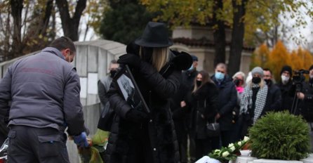 UDOVICA IVANA BEKJAREVA SKRHANA OD BOLA: Pojavila se sva u crnom, evo šta je držala u ruci