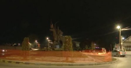 "ZA NAROD NIKO NEMA SLUHA" Objavljen snimak pokušaja paljenja srpske zastave u Gračanici (VIDEO)