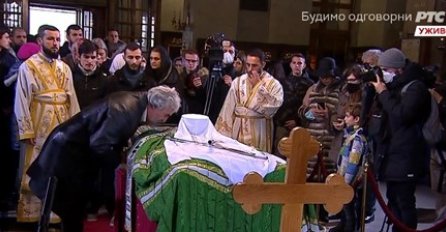 Ljudi u Beogradu masovno ljube staklo, ne daju im da ljube Irinejevo tijelo