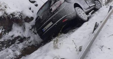 Snijeg donio nevolje: Auto sletio s puta i završio u kanalu 
