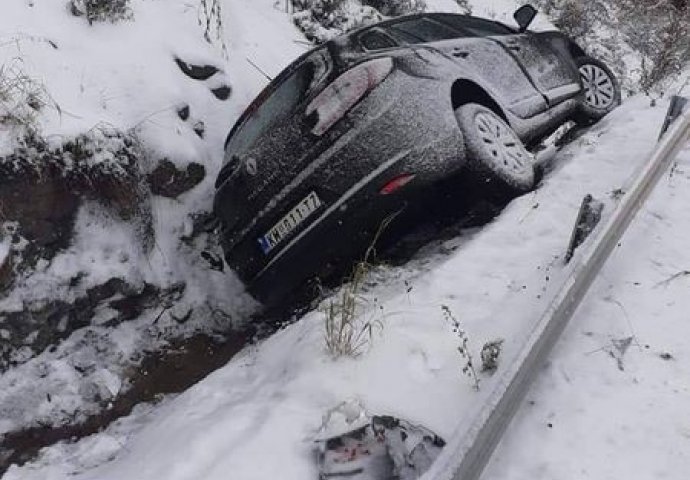 Snijeg donio nevolje: Auto sletio s puta i završio u kanalu 