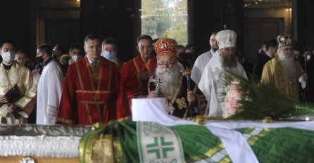 U SVEMU IMA MNOGO SIMBOLIKE Mnogi se pitaju zašto je kovčeg sa tijelom patrijarha PREKRIVEN ZELENIM PLAŠTOM