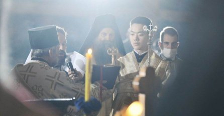 Svi gledali misterioznog momka na sahrani patrijarha: Evo ko je on