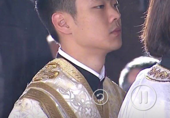 NA SAHRANI IRINEJA SVI GLEDALI U MLADOG JAPANCA: Ko je on?