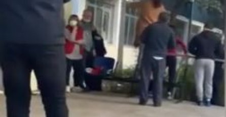INCIDENT U KOVID BOLNICI Porodica pacijenta pokušala nasilno da uđe, LOMILI I STAKLA (VIDEO)