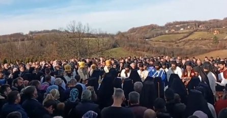 Sahrana popu koji je preminuo od COVID-a: Ponovo otvoren kovčeg i ljudi bez maski