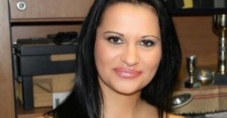 PRESLIKANA MAJKA, JANINA KĆERKA UZELA MIKROFON I ZAPJEVALA: Ima neobično ime, evo kako izgleda Janina nasljednica (FOTO)