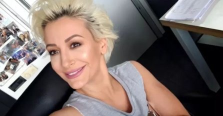 DUŠICA JAKOVLJEVIĆ UGRADILA SILIKONE, MAHNULA SVIMA SA PROZORA: Objavljene prve slike nakon operacije, EVO KAKO SADA IZGLEDA (FOTO)