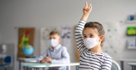 SKANDALOZNO Tužba protiv direktora više od 300 škola jer su tražili od učenika da NOSE MASKE