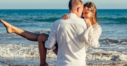 SVI MLADENCI VOLE MEDENI MJESEC, ali da li znate kako je nastao ovaj TERMIN? Nikada nećete pogoditi, a PRIČA JE VRLO INTERESANTNA!