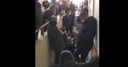 Umalo tuča u kovid bolnici u Srbiji: Zabilježene strašne scene, ogromna gužva, ljudi na sve strane