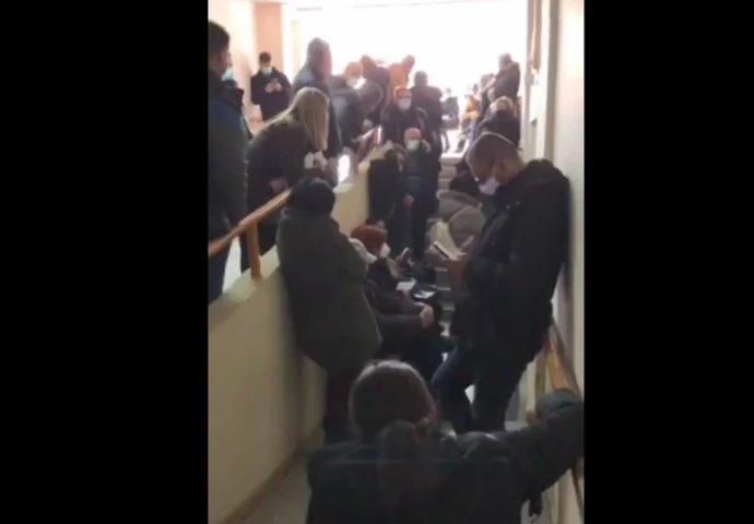 Umalo tuča u kovid bolnici u Srbiji: Zabilježene strašne scene, ogromna gužva, ljudi na sve strane