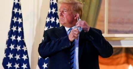 TRAMPOV MINI-NASTUP Pozvao medije i odmah OTIŠAO SA GOVORNICE, nije odgovarao na novinarska pitanja