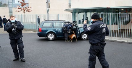 BERLINSKA POLICIJA ODMAH REAGOVALA: Priveden vozač ispred Merkeline kancelarije (FOTO)
