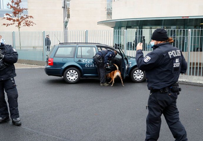 BERLINSKA POLICIJA ODMAH REAGOVALA: Priveden vozač ispred Merkeline kancelarije (FOTO)