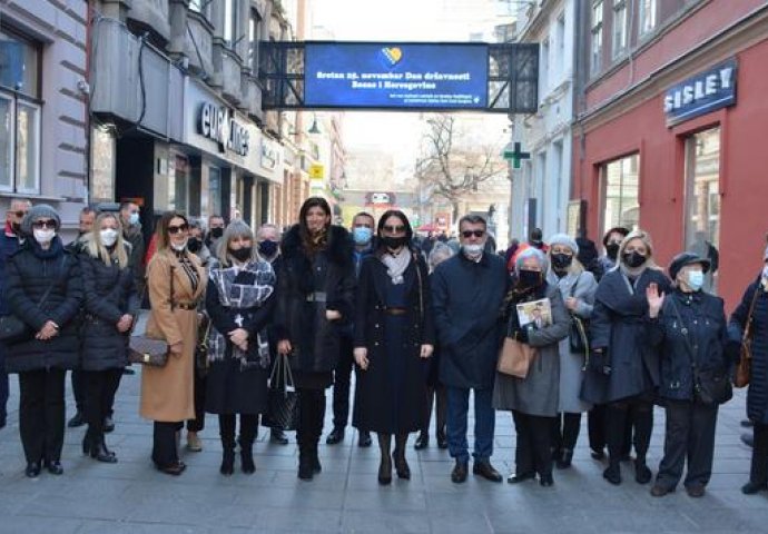 Uz šetnju i prigodne poklone načelnik Hadžibajrić sa saradnicima građanima čestitao Dan državnosti