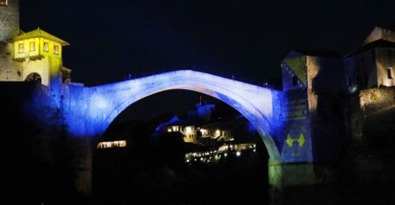 Stari most u bojama bh. zastave
