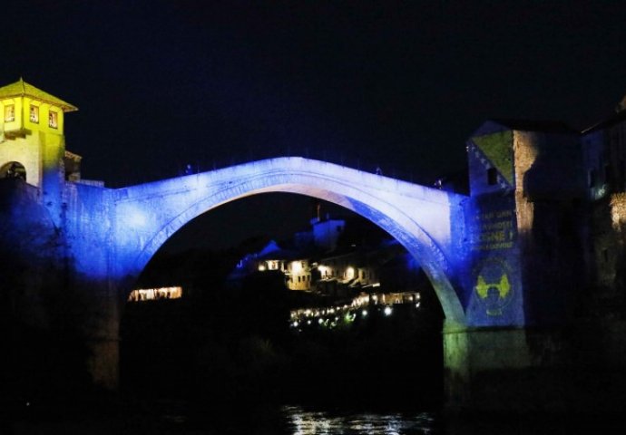 Stari most u bojama bh. zastave