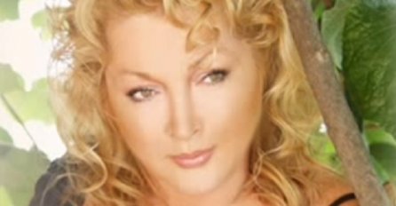 SJEĆATE LI SE BOŽEN? IZNENADA JE UMRLA: A na sahranu joj je došla samo 1 pjevačica