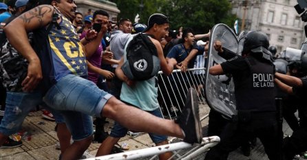 HAOS U BUENOS AIRESU: Navijači svim silama žele doći do kovčega Diega Maradone