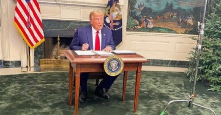 CIJELI SVIJET PLAČE OD SMIJEHA ZBOG OVE SLIKE DONALDA TRUMPA: Vidite li šta je čudno?