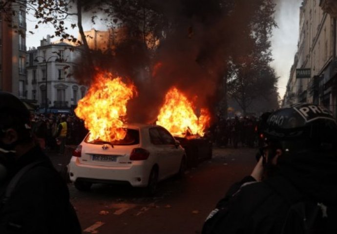 Haos u Francuskoj, pariške ulice u plamenu