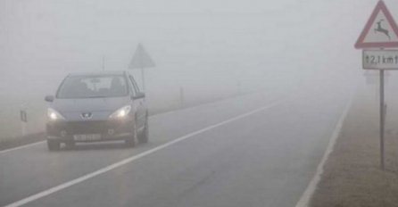 Upozorenje na klizave ceste, a poteškoće vozačima pričinjava i magla