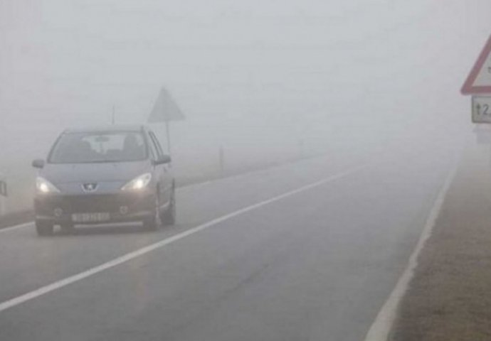 Upozorenje na klizave ceste, a poteškoće vozačima pričinjava i magla