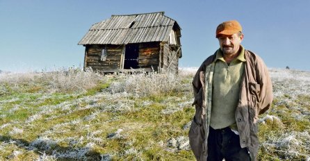 RADOJE ŽIVI SAM KAO KURJAK NA BRDIMA U KOLIBI: Čekajte da vidite UNUTRAŠNJOST, JEDINI ZVUK KOJI ČUJE PONEKAD JE OVO