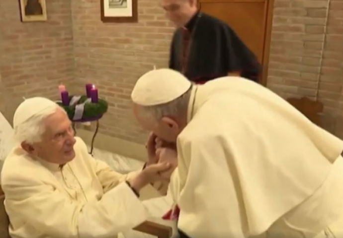 A GDJE SU MASKE?: Pogledajte kako je prošao susret dvojice papa s novim kardinalima