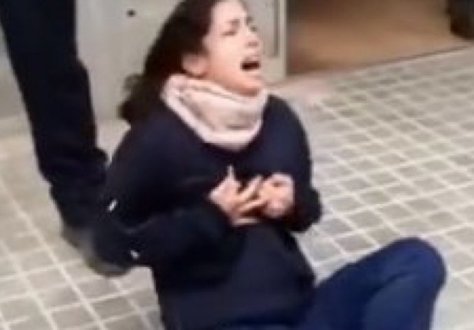 HOROR ISPRED KOVID AMBULANTE: Policija savladala ženu elektro-šokerom! (UZNEMIRUJUĆI VIDEO)