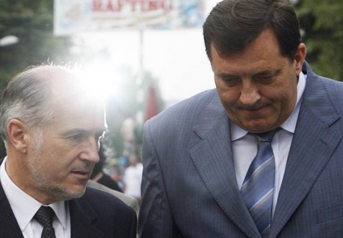 Inzko: Imaju rok da se ukloni ploča ratnom zločincu ili će Dodik dobiti zabranu putovanja