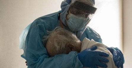 OVA SLIKA IZ BOLNICE OBILAZI SVIJET: Kad je ovo čuo, DOKTOR zagrlio pacijenta pozitivnog na koronavirus