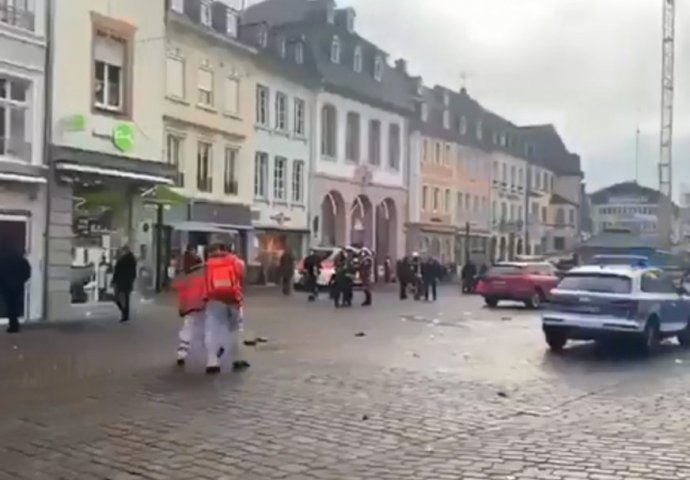 Horor u Njemačkoj: Automobil ušao u pješačku zonu, IMA POGINULIH