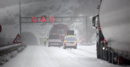 SNIJEG IZAZVAO HAOS, ZASTOJ NA AUTOPUTU, KOLONA DUGA 3 KILOMETRA: Stigle najnovije vijesti izHrvatske  