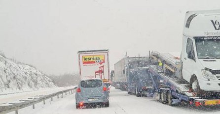 HRVATSKU OKOVAO SNIJEG, LJUDI BIJESNI SATIMA STOJE U KOLONAMA: "Ovo je haos, nikako se ne krećemo"