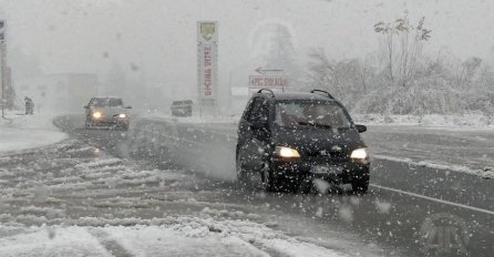 KLIZAVI PUTEVI, SNAŽAN VJETAR: Snijeg na zapadu Balkana izazvao saobraćajne probleme