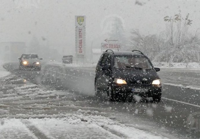 KLIZAVI PUTEVI, SNAŽAN VJETAR: Snijeg na zapadu Balkana izazvao saobraćajne probleme