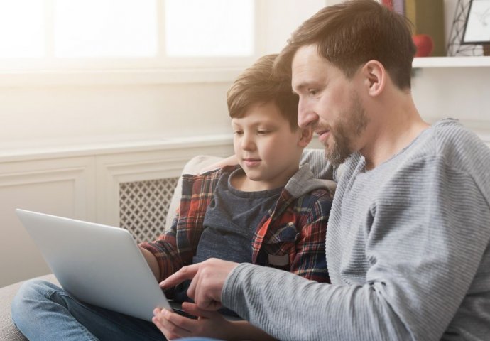 'Ajde ustaj, da stignemo sve danas ovo online': Razgovor oca i sina o online nastavi postao internet hit