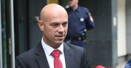 TEGELTIJA TREBA DA RAZMOTRI PODNOŠENJE OSTAVKE