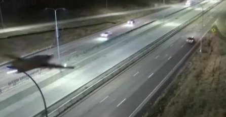 KAMERE SNIMILE STRAHOVIT PRIZOR! Avion sletio na auto-put dok je bilo automobila (VIDEO)