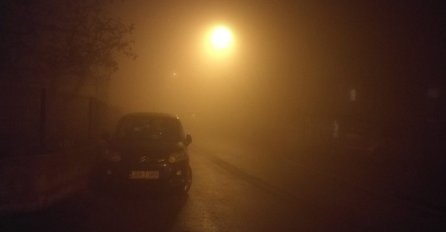 PRILAGODITE VOŽNJU STANJU NA PUTEVIMA: Upozorenje vozačima na maglu, nisku oblačnost i moguće odrone