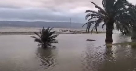CRVENI ALARM: Snažno NEVRIJEME POGODILO JADRAN, dio Omiša pod morem