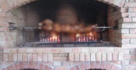 Čovjek je pripremio velikog bika za ražanj, ispekao ga i reče