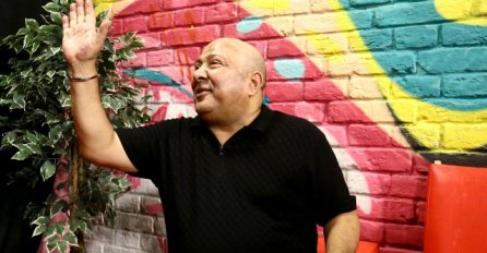 PROCURIO SNIMAK MALOG DŽEJA KAKO PJEVA I TJERA TUGU OD SEBE! OVO ĆE SLOMITI I NAJTVRĐA SRCA: Snimak iz doma 