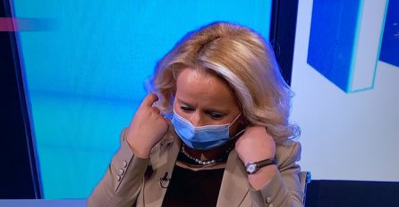  Gledaoci tražili od doktorke da SKINE MASKU jer je nikada nisu vidjeli bez ove zaštite: KAD JE SKINULA SVI SU OSTALI IZNENAĐENI (FOTO)