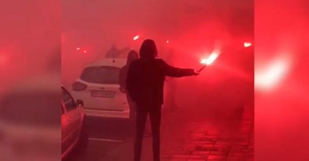 Emotivan ispraćaj pjevača u Beogradu, na transparentu: "UPALITE ZA MNOM SVIJEĆE" (FOTO)