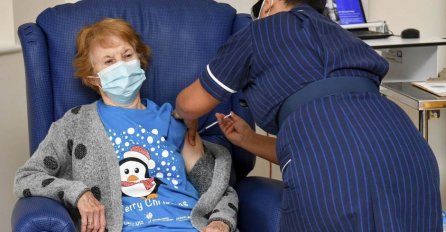 OVO JE ŽENA KOJA JE PRVA PRIMILA PFIZEROVU VAKCINU! Evo šta je izjavila nakon vakcinisanja! 