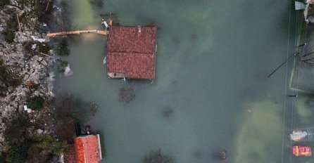 DRAMATIČNE SLIKE! Kuće pod vodom, ljudi bježe! Voda će rasti još metar - SLIKE IZ DALMACIJE OBILAZE REGION