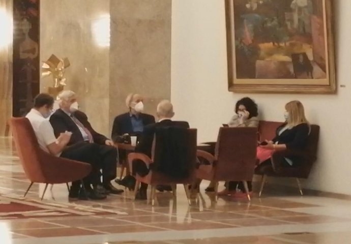 NOVE MJERE ZA PRAZNIKE: Krizni štab zasjeda u petak, EVO KOJA NOVA PRAVILA SPREMAJU!